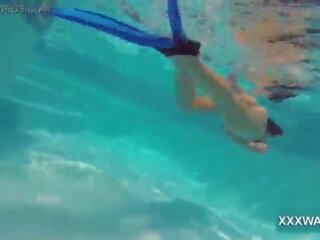 Glorious امرأة سمراء slattern حلوى swims تحت الماء