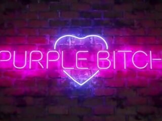 Cosplays ung kvinna har först porr med en fläkt av purple slampa