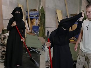 Tour no pakaļa - musulmaņu sieviete sweeping grīda izpaužas noticed līdz randy amerikāņi soldier