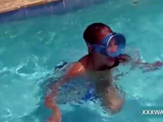 Glorious 브루 넷의 사람 slattern 사탕 swims 수중