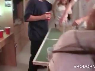 Høyskole studenter spiller voksen klipp spill ved en fest