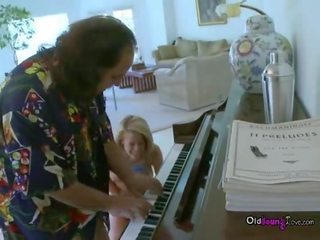Ron jeremy играя пиано за inviting млад голям синигер divinity