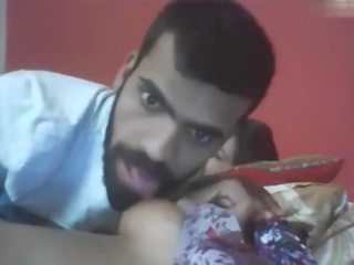 Indiškas du apkūnu merginos su laimingas youngster internetinė kamera - wowmoyback